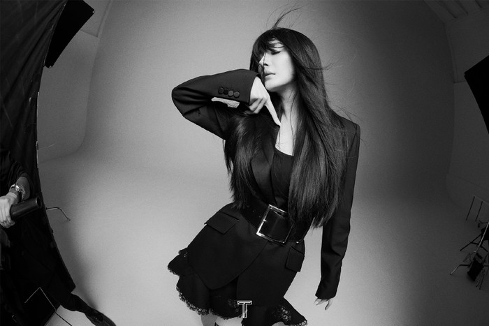 Ảnh tạp chí tháng 7 của Dương Mịch: Tạo hình thiên biến vạn hóa, lúc hoang dại lúc quyến rũ lúc cool khiến người xem 'chóng mặt' Ảnh 5