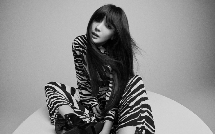 Ảnh tạp chí tháng 7 của Dương Mịch: Tạo hình thiên biến vạn hóa, lúc hoang dại lúc quyến rũ lúc cool khiến người xem 'chóng mặt' Ảnh 2