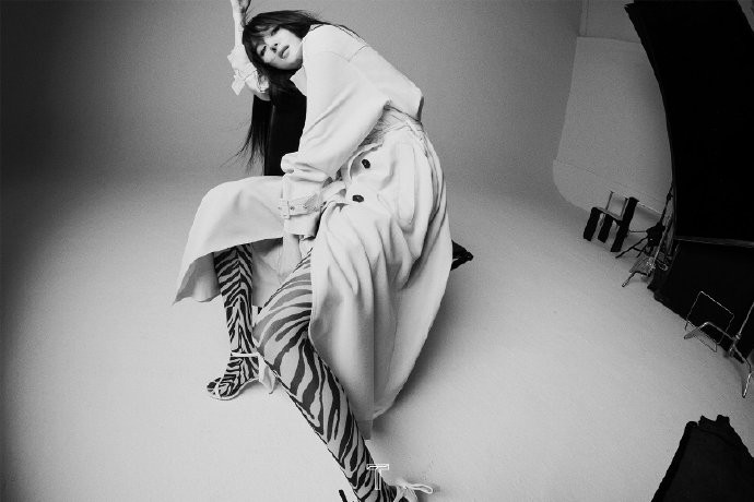 Ảnh tạp chí tháng 7 của Dương Mịch: Tạo hình thiên biến vạn hóa, lúc hoang dại lúc quyến rũ lúc cool khiến người xem 'chóng mặt' Ảnh 10