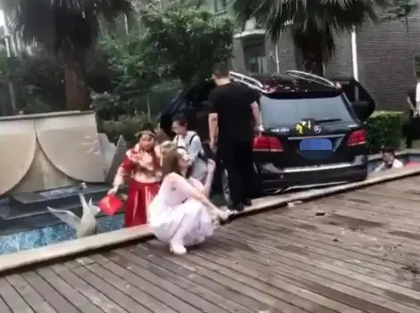 Cô dâu chú rể cùng dàn phù dâu bước xuống xe hoa sau vụ việc.&nbsp;