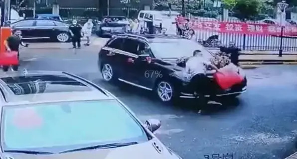 Xe hoa mất lái, đâm thẳng vào người khác.&nbsp;