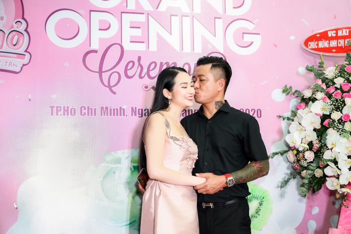 Anh còn công khai thể hiện tình cảm với bà xã bằng một nụ hôn đầy ngọt ngào