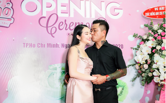 Tuấn Hưng hôn Hương Baby tình tứ trên thảm đỏ Ảnh 2