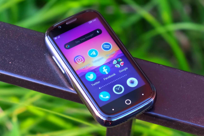 Mới đây, hãng điện thoại Unihertz đã giới thiệu đến cộng đồng mẫu smartphone nhỏ nhất thế giới mang tên The Jelly 2. Nếu gây quỹ thành công trên Kickstarter, Jelly 2 sẽ trở thành smartphone Android 4G nhỏ nhất thế giới chạy Android 10. (Ảnh: Akket)