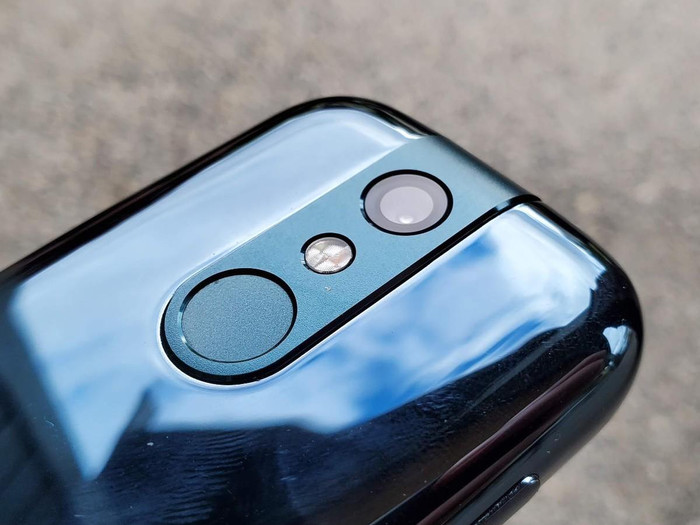 Đi kèm đó là 6GB RAM, bộ nhớ trong 128 GB, hỗ trợ 2 SIM 2 sóng. (Ảnh: ZDNet)