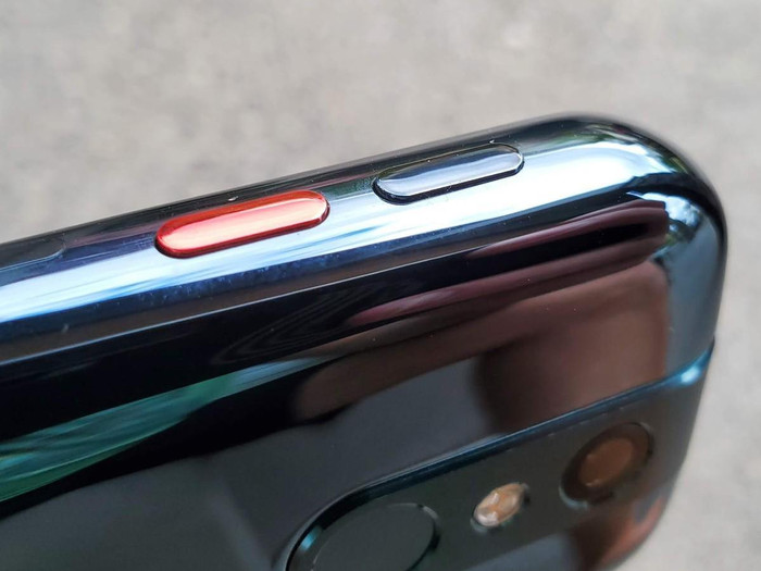 Độ dày này gần gấp đôi độ dày của iPhone 11 (8,3 mm). (Ảnh: ZDNet)