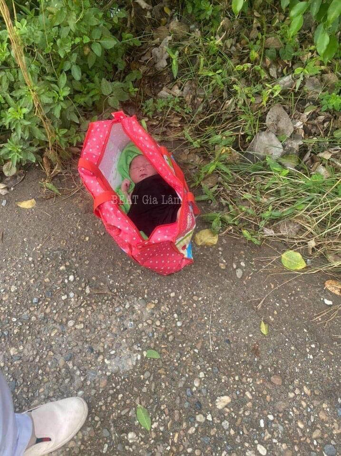 Bé trai sơ sinh nằm trong túi xách bị bỏ rơi ven đường ở Hà Nội Ảnh 3