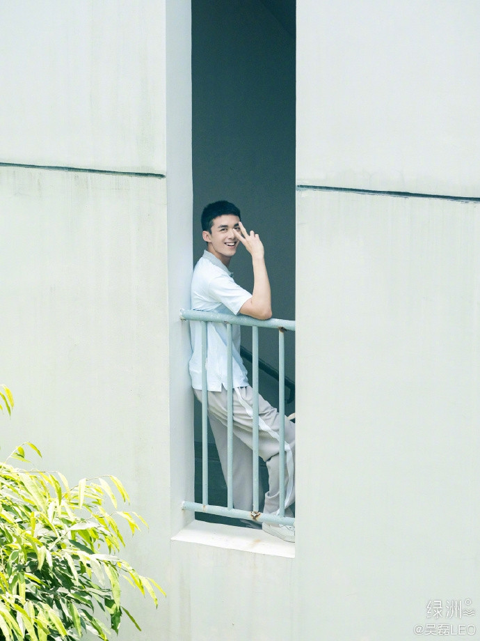 Ngô Lỗi hóa thành đàn anh khóa trên dễ thương và đẹp trai đợi bạn tan học Ảnh 3