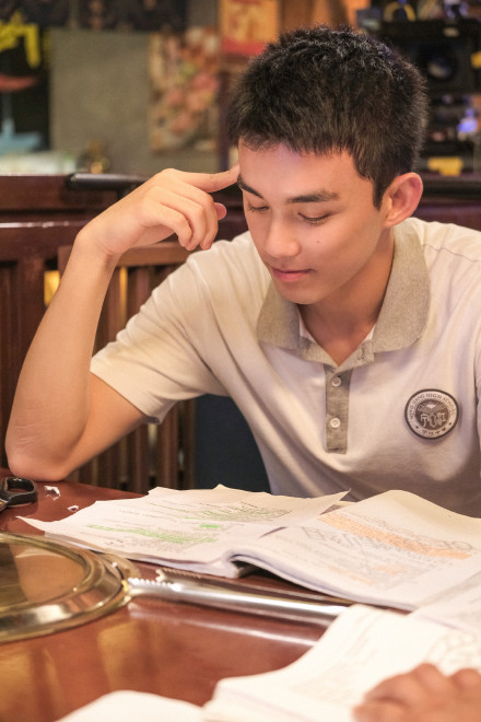 Ngô Lỗi hóa thành đàn anh khóa trên dễ thương và đẹp trai đợi bạn tan học Ảnh 12