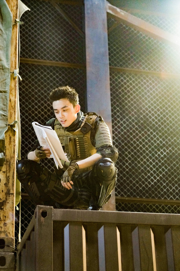 Ngô Lỗi hóa thành đàn anh khóa trên dễ thương và đẹp trai đợi bạn tan học Ảnh 15