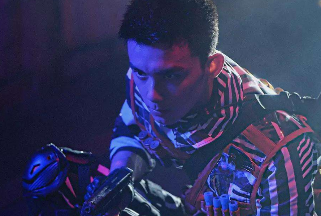 Ngô Lỗi hóa thành đàn anh khóa trên dễ thương và đẹp trai đợi bạn tan học Ảnh 18