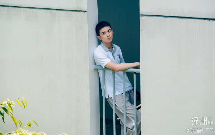 Ngô Lỗi hóa thành đàn anh khóa trên dễ thương và đẹp trai đợi bạn tan học Ảnh 2