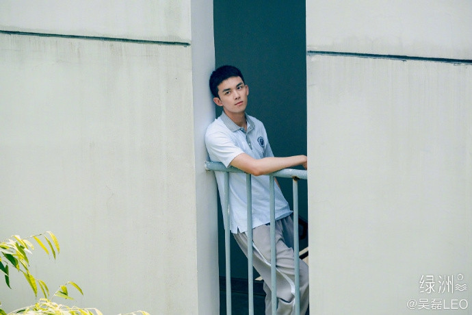 Ngô Lỗi hóa thành đàn anh khóa trên dễ thương và đẹp trai đợi bạn tan học Ảnh 4