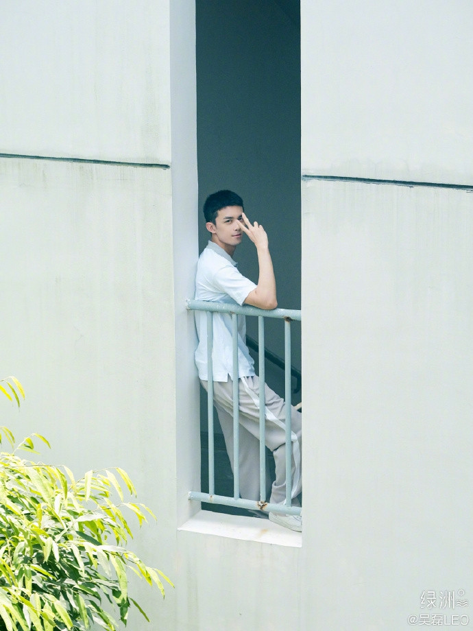 Ngô Lỗi hóa thành đàn anh khóa trên dễ thương và đẹp trai đợi bạn tan học Ảnh 5