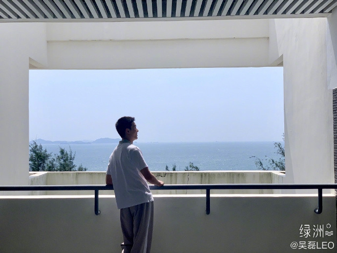 Ngô Lỗi hóa thành đàn anh khóa trên dễ thương và đẹp trai đợi bạn tan học Ảnh 6