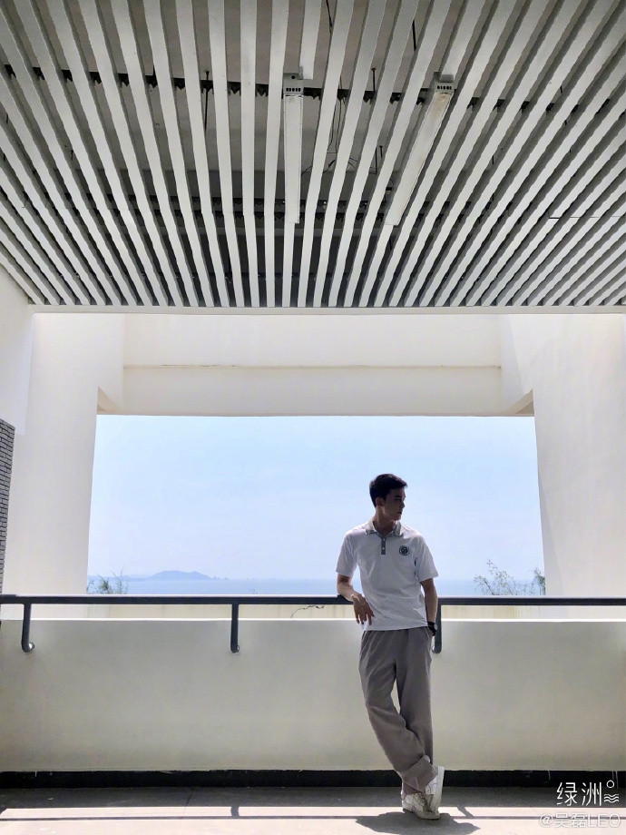 Ngô Lỗi hóa thành đàn anh khóa trên dễ thương và đẹp trai đợi bạn tan học Ảnh 7