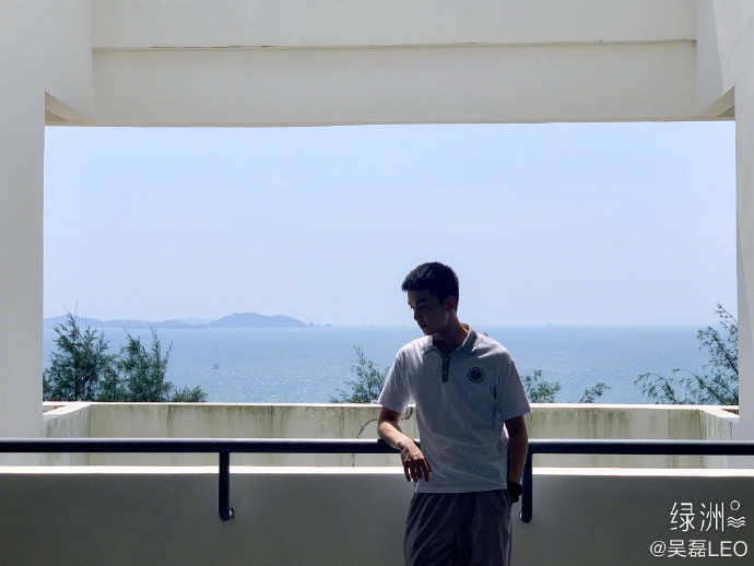 Ngô Lỗi hóa thành đàn anh khóa trên dễ thương và đẹp trai đợi bạn tan học Ảnh 8