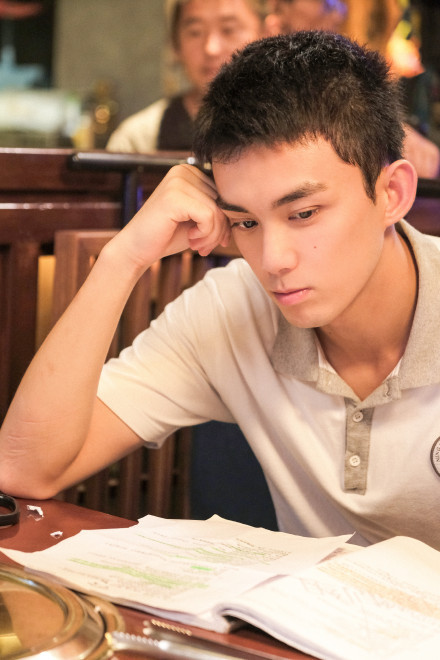 Ngô Lỗi hóa thành đàn anh khóa trên dễ thương và đẹp trai đợi bạn tan học Ảnh 9