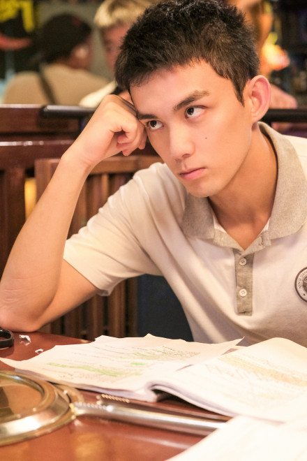 Ngô Lỗi hóa thành đàn anh khóa trên dễ thương và đẹp trai đợi bạn tan học Ảnh 10