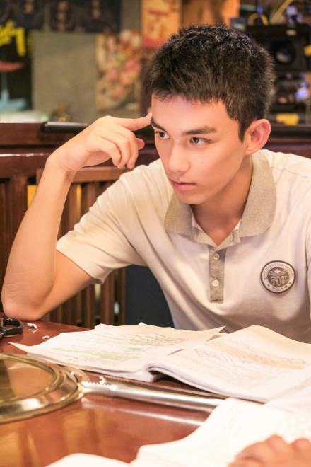 Ngô Lỗi hóa thành đàn anh khóa trên dễ thương và đẹp trai đợi bạn tan học Ảnh 11