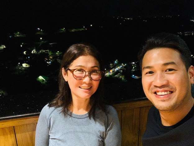 Bức ảnh đầu tiên Phillip Nguyễn khoe mẹ ruột khiến dân tình xuýt xoa