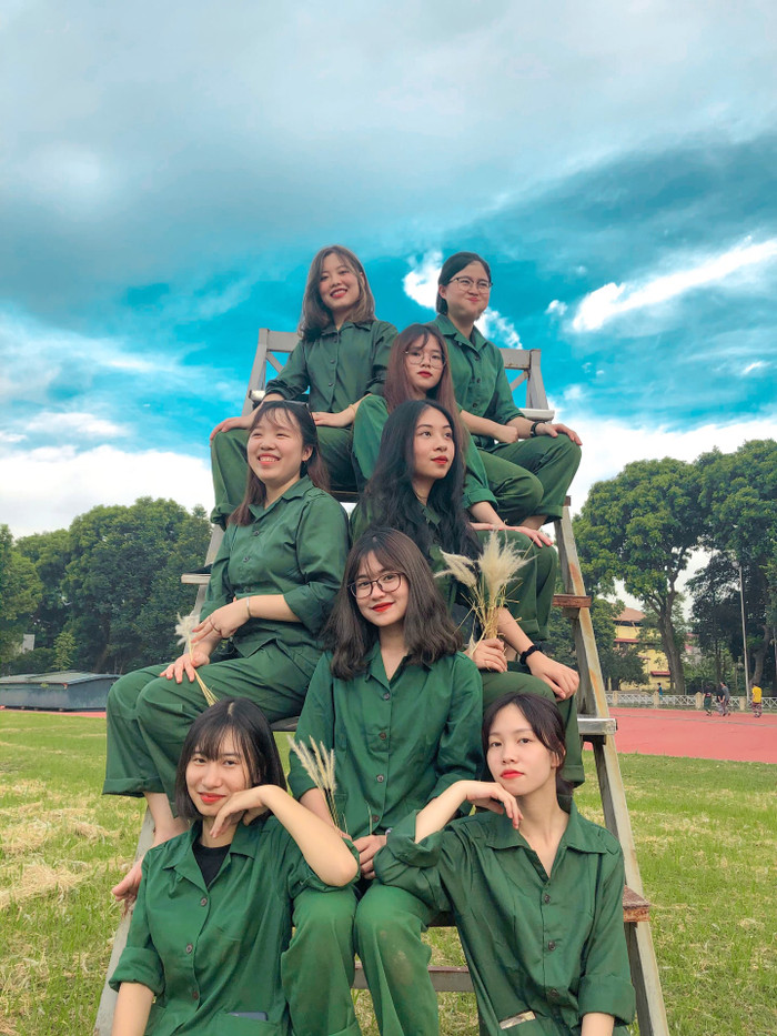 Cả hội bạn cô nào cũng xinh đẹp, trẻ trung