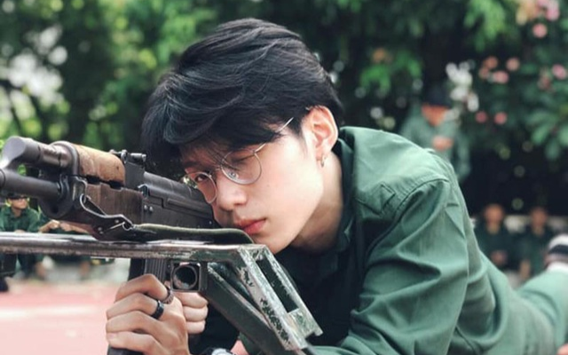 Nam sinh Đại học Kinh tế Quốc dân khiến bao người xao xuyến với loạt ảnh tại kỳ học quân sự Ảnh 2