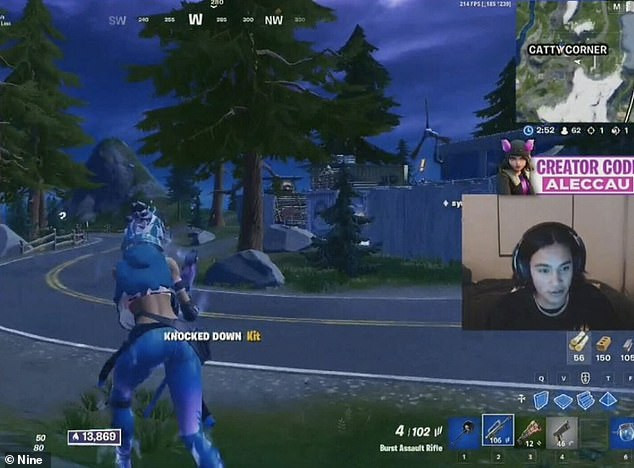 Đôi lúc, Alex có thể kiếm được nhiều tiền hơn cha của mình nhờ vào chơi game từ 8 đến 12 tiếng mỗi ngày