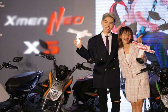 Cặp đôi nhí nhảnh bên nhau trong sự kiện.