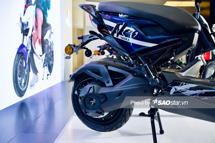 Vành 12inch đi kèm lốp không xăm cùng phuộc giảm xóc cao cấp là một số điểm nâng cấp đáng tiền trên Xmen Neo.