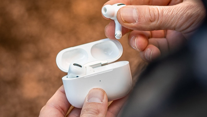 Trước đây, Việt Nam cũng từng là nơi Apple sản xuất tai nghe có dây EarPods. Ảnh: The Verge