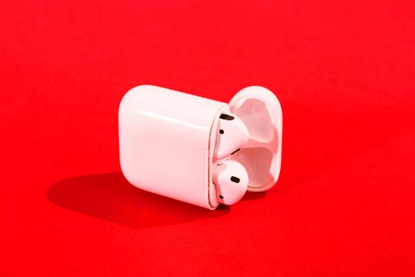 AirPods đời đầu. Ảnh: BI