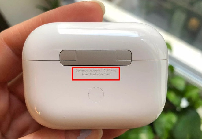 Một chiếc AirPods với dòng chữ Made in Vietnam. Ảnh: Internet