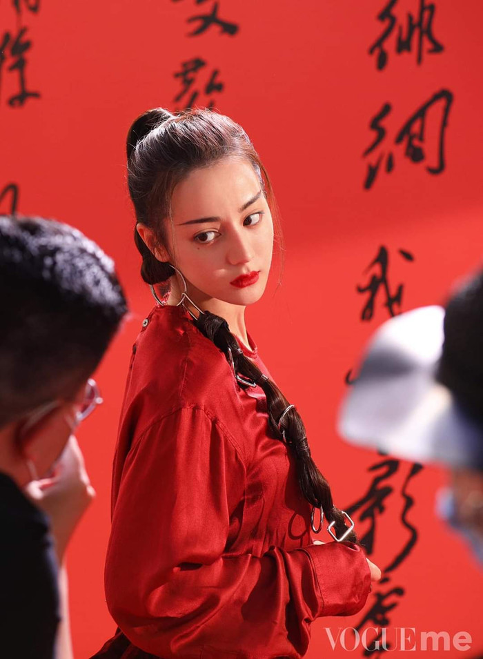 Địch Lệ Nhiệt Ba và Nhậm Gia Luân ở hậu trường Vogue Me tháng 7: Trước hay sau ống kính cũng đều thần thái, quyến rũ không thể kháng cự Ảnh 9