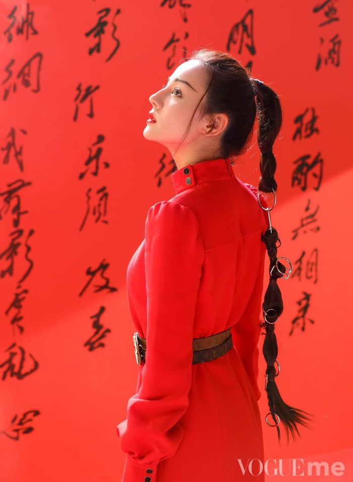 Địch Lệ Nhiệt Ba và Nhậm Gia Luân ở hậu trường Vogue Me tháng 7: Trước hay sau ống kính cũng đều thần thái, quyến rũ không thể kháng cự Ảnh 8