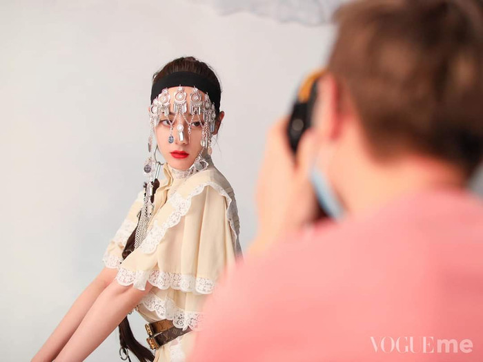 Địch Lệ Nhiệt Ba và Nhậm Gia Luân ở hậu trường Vogue Me tháng 7: Trước hay sau ống kính cũng đều thần thái, quyến rũ không thể kháng cự Ảnh 3