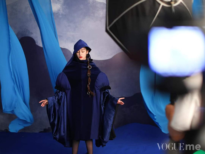 Địch Lệ Nhiệt Ba và Nhậm Gia Luân ở hậu trường Vogue Me tháng 7: Trước hay sau ống kính cũng đều thần thái, quyến rũ không thể kháng cự Ảnh 11