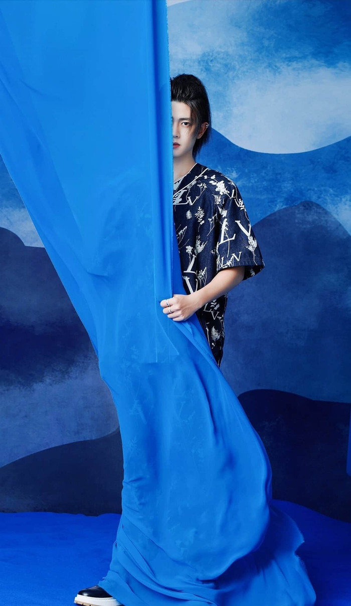 Địch Lệ Nhiệt Ba và Nhậm Gia Luân ở hậu trường Vogue Me tháng 7: Trước hay sau ống kính cũng đều thần thái, quyến rũ không thể kháng cự Ảnh 18