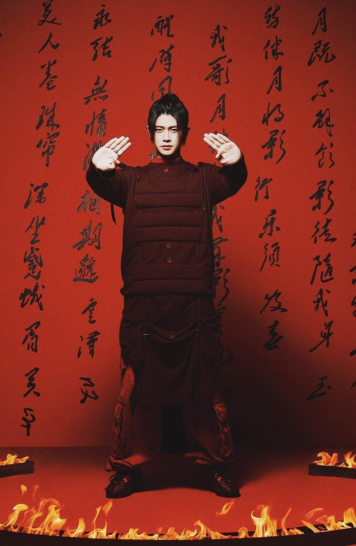 Địch Lệ Nhiệt Ba và Nhậm Gia Luân ở hậu trường Vogue Me tháng 7: Trước hay sau ống kính cũng đều thần thái, quyến rũ không thể kháng cự Ảnh 22