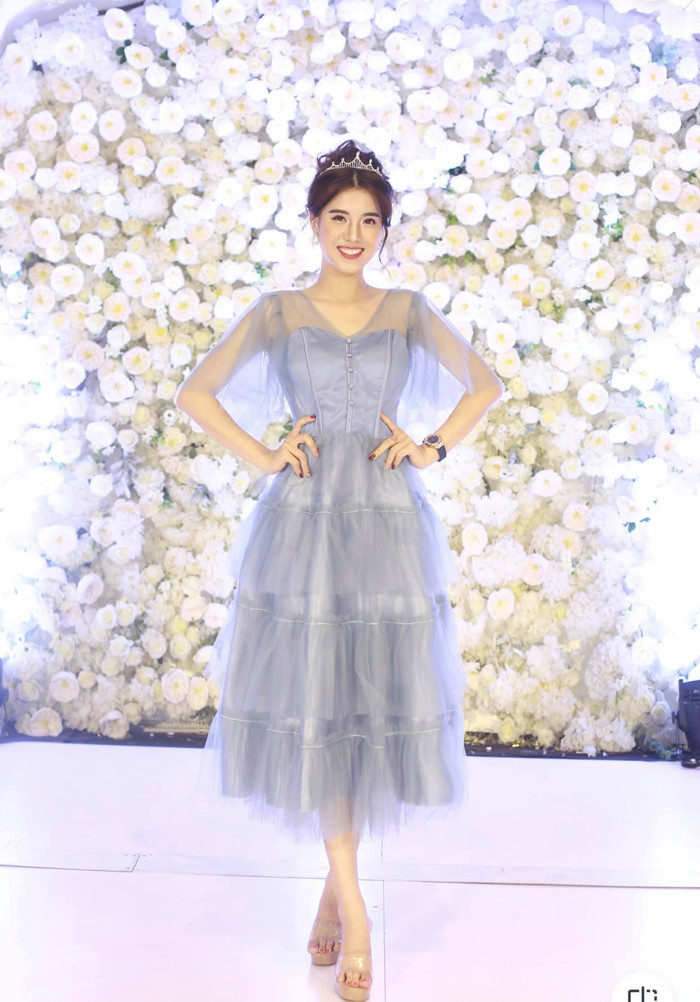 Đặng Phương Nhung sinh năm 2000, quê quán ở Tuyên Quang. Cô nàng hiện là sinh viên trường Đại học Tài chính - Ngân hàng Hà Nội. Ngoài danh hiệu hoa khôi cấp trường, Phương Nhung còn đăng quang Hoa hậu Kinh đô Việt Nam 2019.