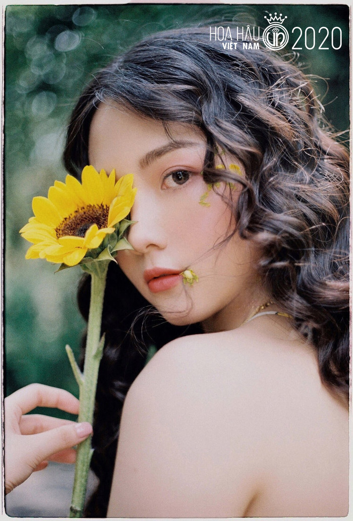 Thủy Tiên như một 'nàng thơ' trong mọi khung hình.