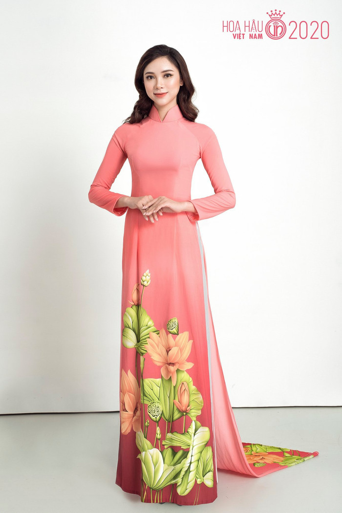 Người đẹp sở hữu vóc dáng chuẩn, gương mặt phúc hậu và tươi tắn.