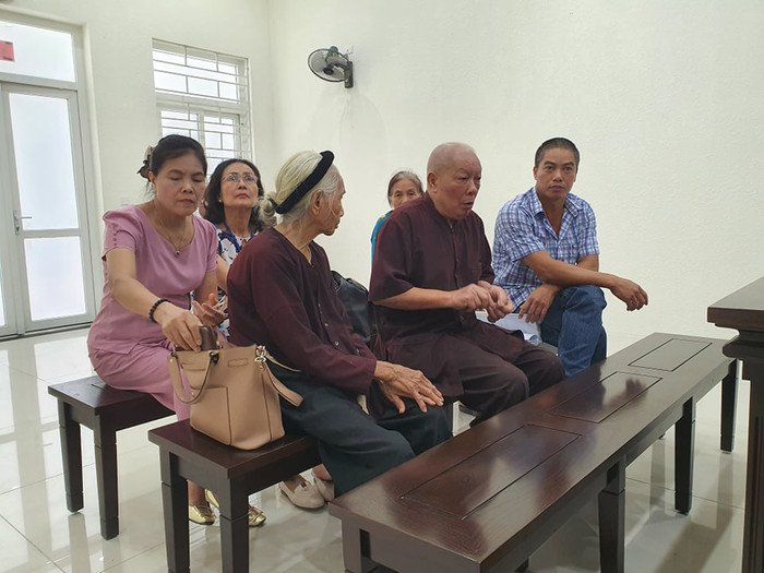 Vợ chồng ông Đỗ Văn Hợp cùng người thân có mặt tại toà.
