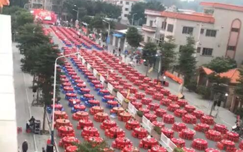 Đám cưới 'siêu to khổng lồ' với hàng nghìn bàn tiệc chạy dài hết con đường khiến cộng đồng mạng 'nín thở' Ảnh 2