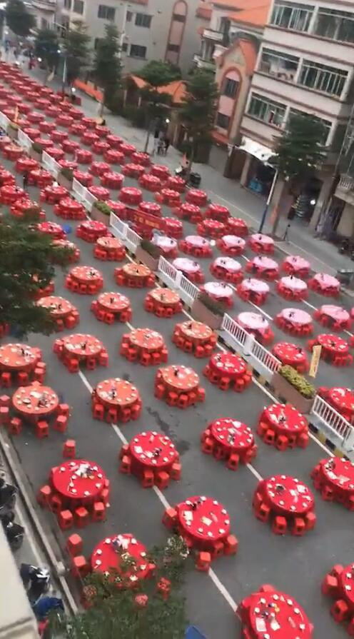 Các bàn tiệc được sắp xếp ngay ngắn tạo ra cảnh tượng rất bắt mắt. 