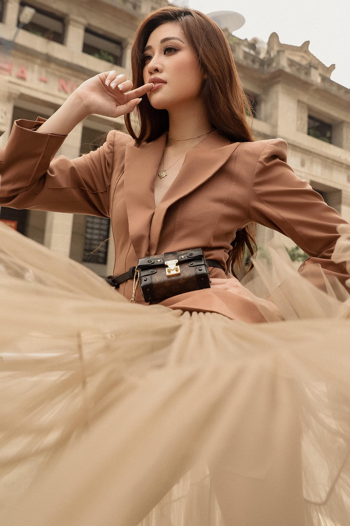Hoa hậu Khánh Vân đẹp cuốn hút 'xáo động' cả góc phố: Pose dáng đỉnh, thần thái ngút ngàn Ảnh 4