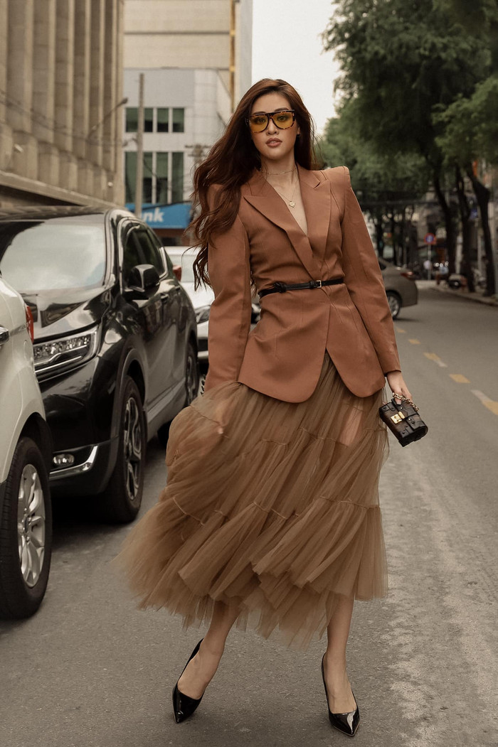 Hoa hậu Khánh Vân đẹp cuốn hút 'xáo động' cả góc phố: Pose dáng đỉnh, thần thái ngút ngàn Ảnh 7