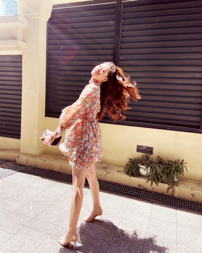 Hoa hậu Khánh Vân đẹp cuốn hút 'xáo động' cả góc phố: Pose dáng đỉnh, thần thái ngút ngàn Ảnh 10