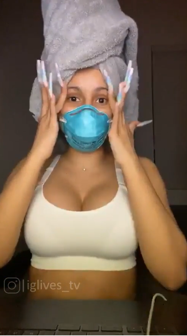 Khẩu Trang và khăn tắm trở thành phụ kiện 'đinh' cảu cô nàng trong mùa dịch