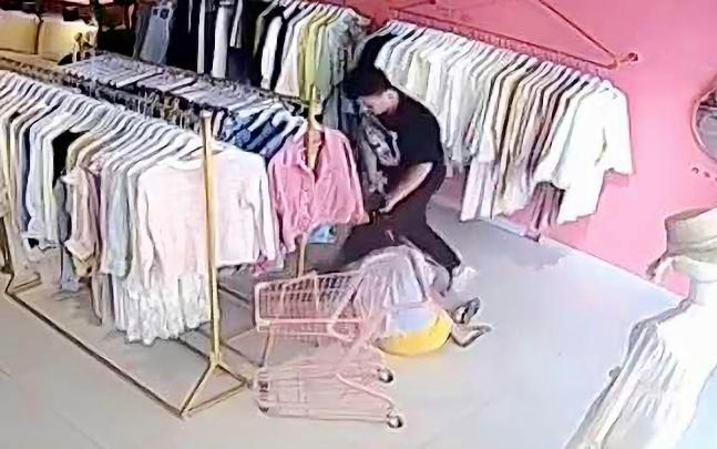 Clip: Bị chồng bạo hành dã man, người vợ liều mình nhảy xuống tầng 2 để tẩu thoát và cái kết thương tâm Ảnh 2